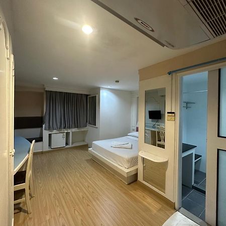 Royal Garden Home Hotel Bangkok Extérieur photo