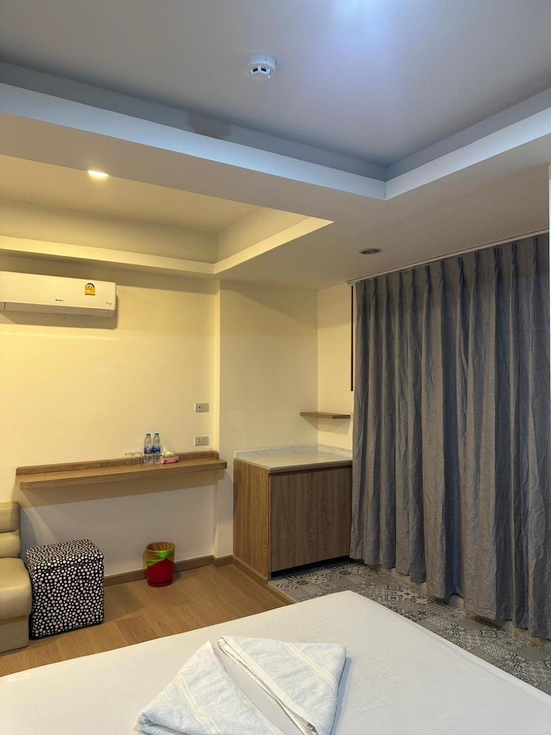 Royal Garden Home Hotel Bangkok Extérieur photo