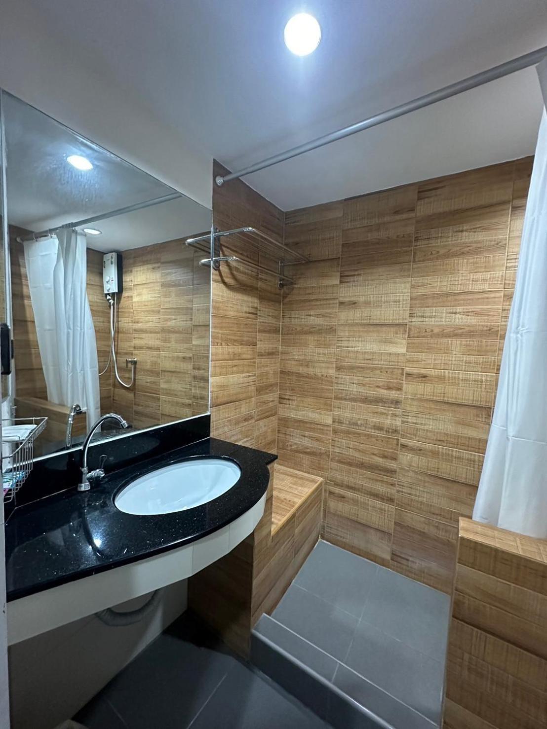 Royal Garden Home Hotel Bangkok Extérieur photo