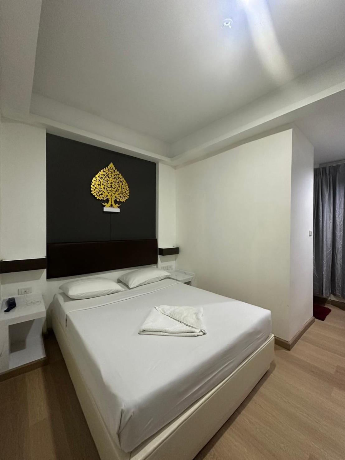 Royal Garden Home Hotel Bangkok Extérieur photo