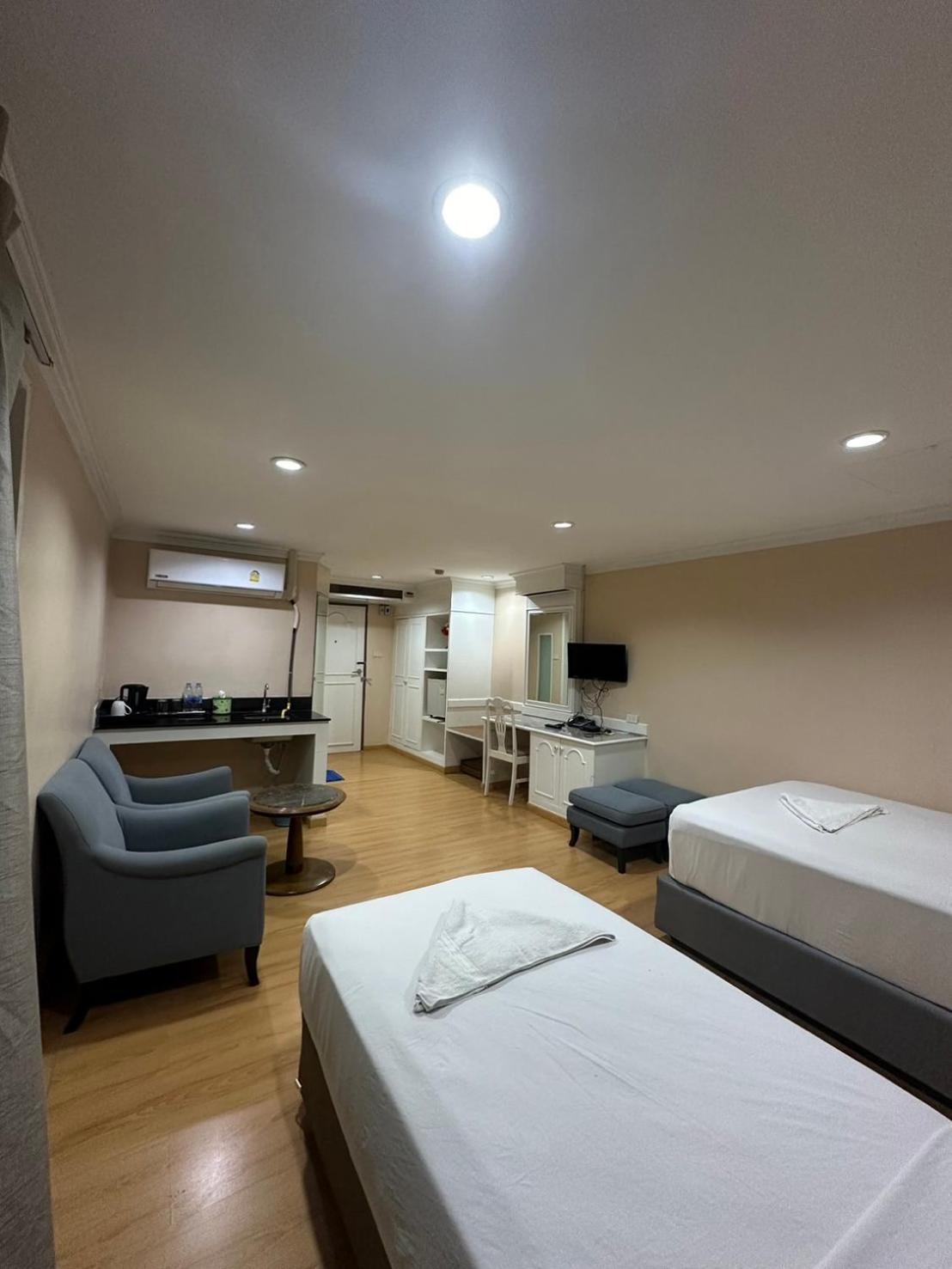 Royal Garden Home Hotel Bangkok Extérieur photo
