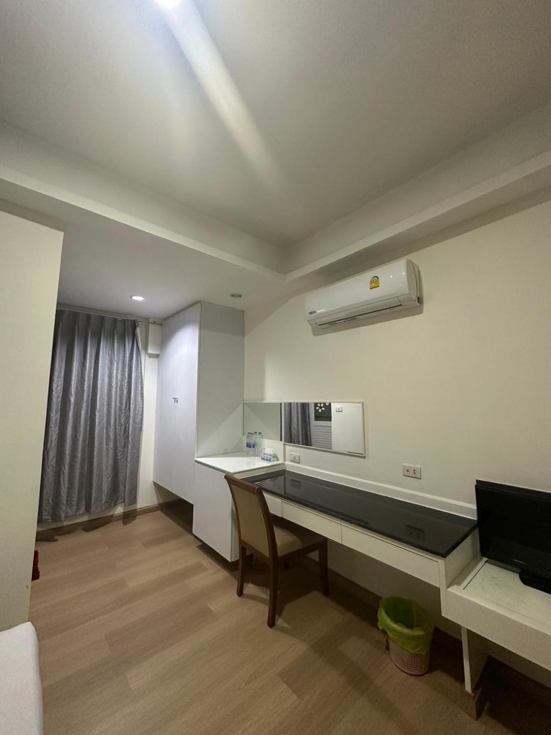 Royal Garden Home Hotel Bangkok Extérieur photo