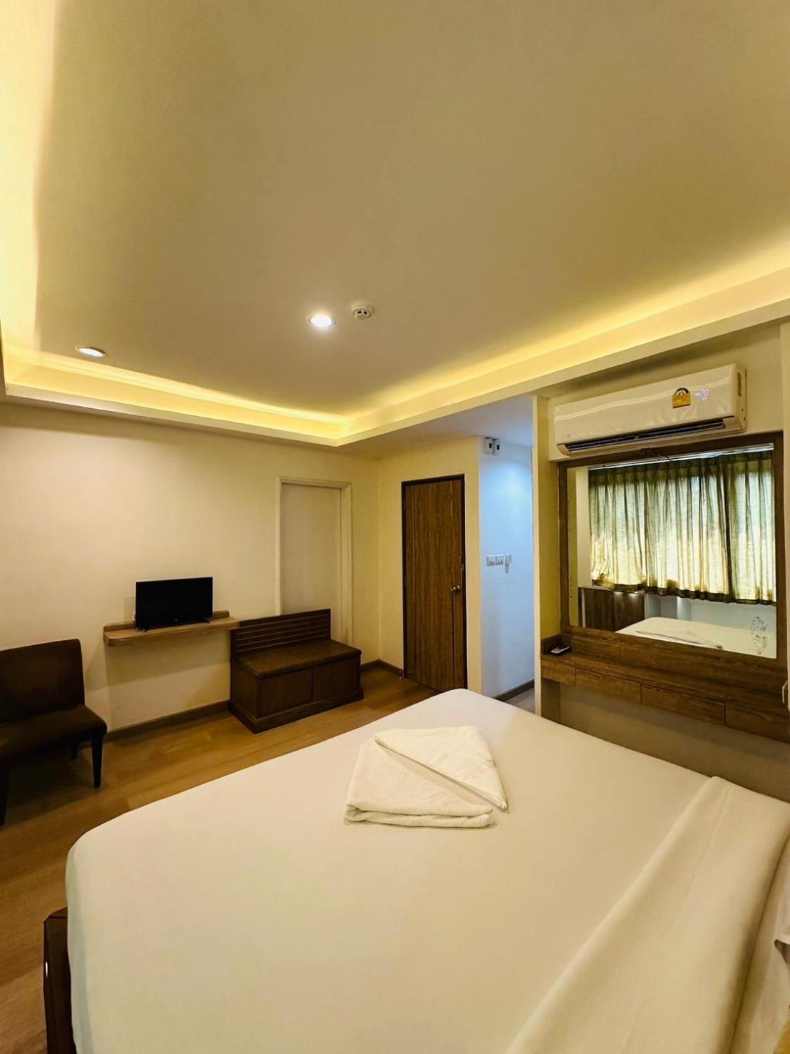 Royal Garden Home Hotel Bangkok Extérieur photo