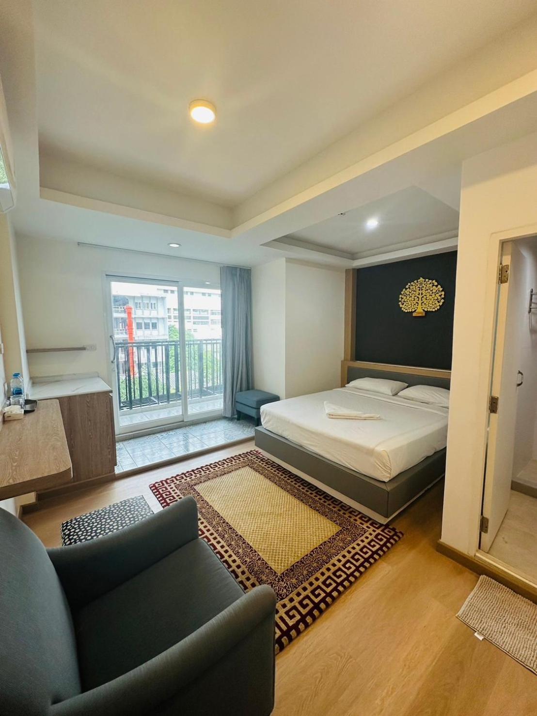 Royal Garden Home Hotel Bangkok Extérieur photo