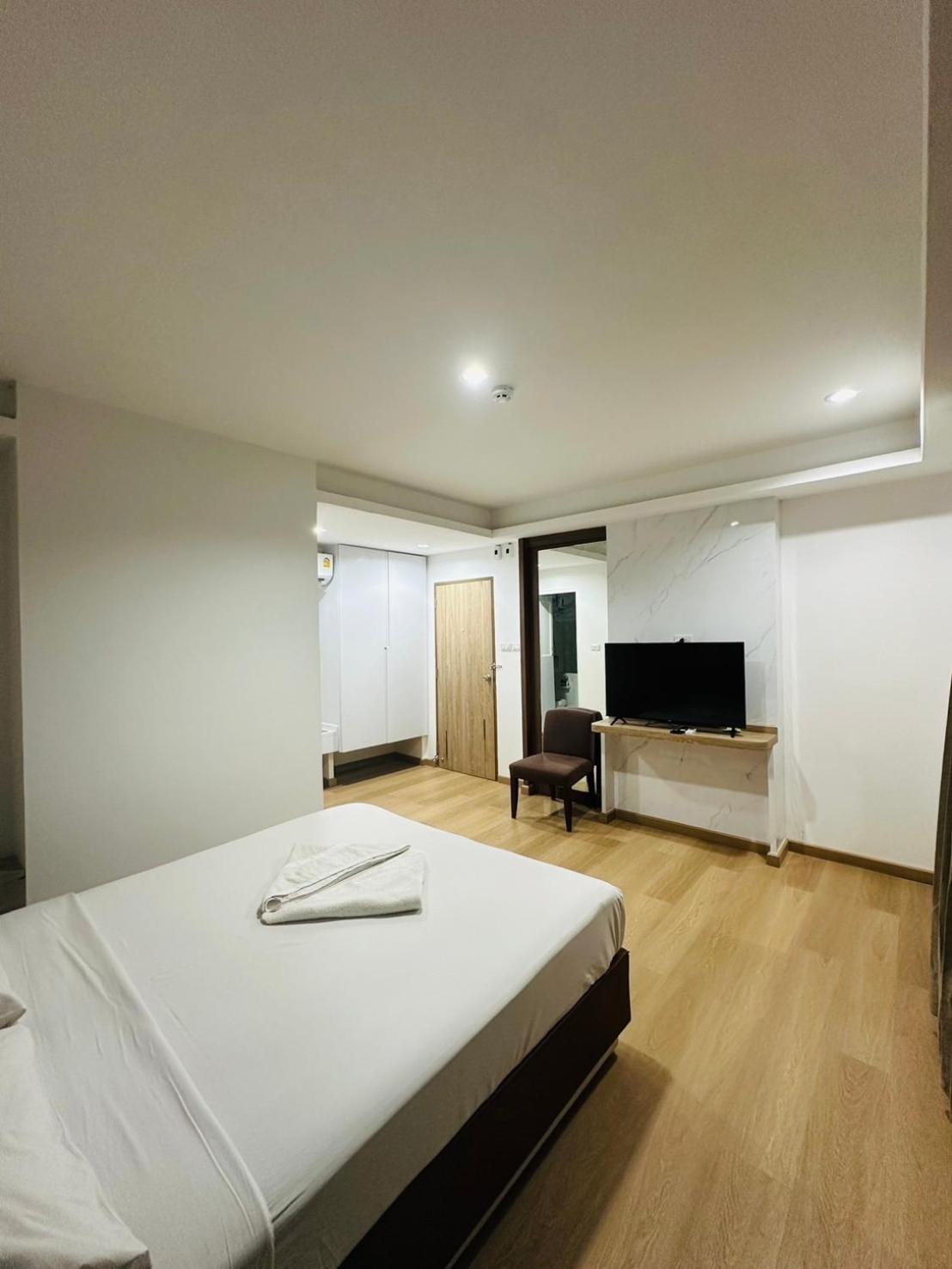 Royal Garden Home Hotel Bangkok Extérieur photo