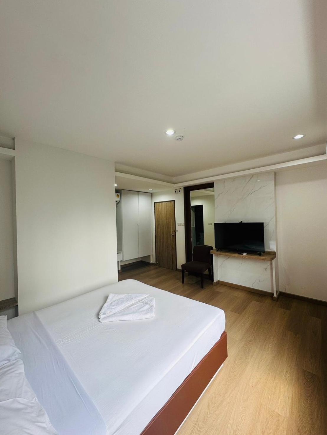 Royal Garden Home Hotel Bangkok Extérieur photo