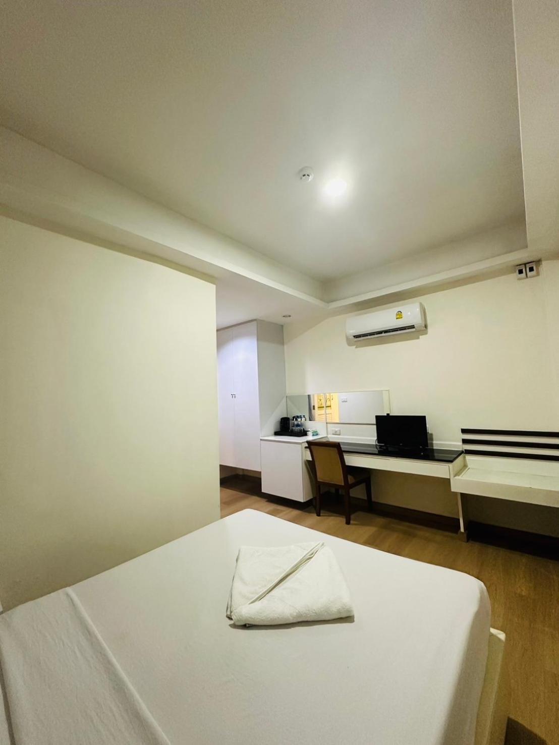 Royal Garden Home Hotel Bangkok Extérieur photo