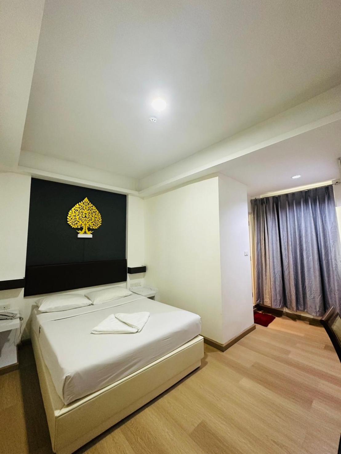 Royal Garden Home Hotel Bangkok Extérieur photo
