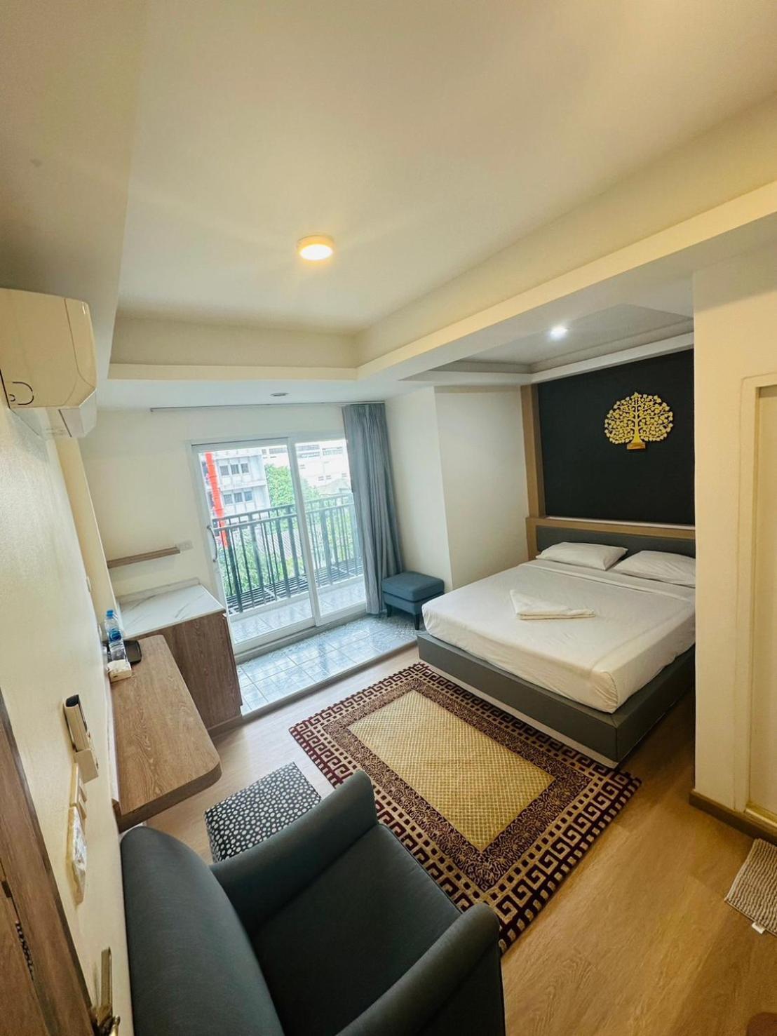 Royal Garden Home Hotel Bangkok Extérieur photo