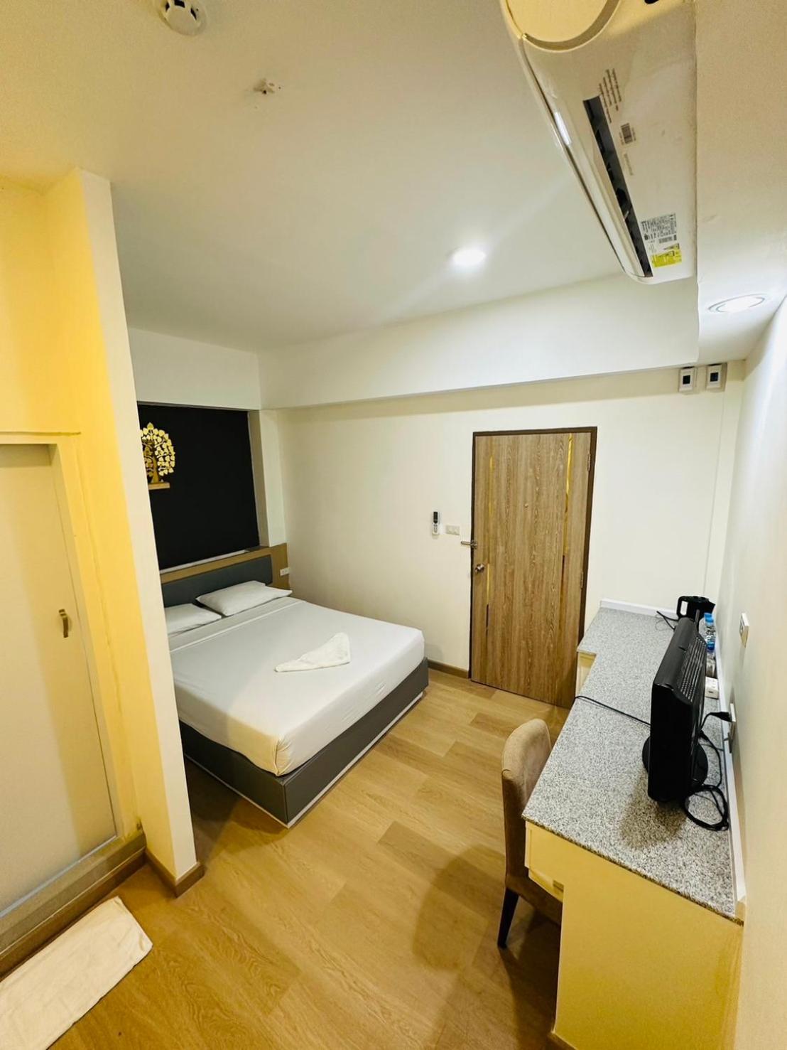 Royal Garden Home Hotel Bangkok Extérieur photo